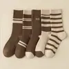 Calcetines Color Maillard Calcetines de Longitud Media para Hombres y Mujeres Usar Marrón Contraste Negro Color Todo Fósforo Calcetines de Felpa Medias de Otoño e Invierno
