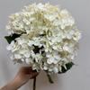 [Material de flor blanca] Arreglo floral de hortensia, rosa, flor de pasto escarchado con decoración de material de hoja de niebla de techo de pasto, flor de simulación para boda