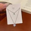 Collar de doble capa con forma de corazón de circonita cúbica, una pieza sencilla y elegante para el uso diario, adecuado para ir al trabajo y con un diseño único que atrae a un nicho de mercado.; disponible al por mayor