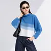 Top estilo Miyake com design único, nova coleção 2026, apresentando gola com babados, mangas morcego, corte amplo e comprimento curto que cobre o corpo e cria um efeito emagrecedor.