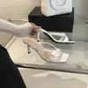 Elegantes sandalias sin cordones con un toque de hada, que presentan un lazo, punta cuadrada rosa, punta abierta y tacón alto fino
