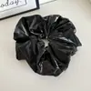 Goma para el pelo scrunchie de cuero sintético plateado, genial y elegante, con diseño único, accesorio para el cabello de alta gama