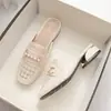 Chinelos de Couro Genuíno Femininos para Uso Externo 2025 Novos Planos Preguiçosos Masculinos Meio Chinelo Sapatos de Verão Femininos Sapatos de Primavera e Outono Femininos