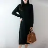 Otoño/Invierno 2026 Nuevo Vestido de Punto de Lana Pura Cuello Alto Manga Larga para Mujer Patrón de Rombo Retorcido Vestido de Longitud Media