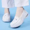 Zapatos de enfermera blancos para mujer con amortiguación de aire en forma de corazón morado, suela gruesa, absorbentes de impactos, suela suave, sin cordones, punta abierta, boca poco profunda, zapatos de trabajo médicos