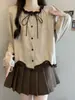 Colección nueva Otoño 2026: Blusa de moda estilo francés con bloques de color y volantes, top corto de manga larga para mujer con un look sofisticado