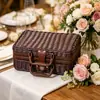 Caja de almacenamiento de ratán al por mayor de fábrica Caja de almacenamiento portátil marrón Decoración para fotografía de bodas Regalo de mano Caja de almacenamiento de imitación de ratán