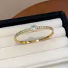 Pulsera de Cierre de Herradura Chapada en Oro Real de 18 Quilates, Sencilla y Versátil, Estilo de Lujo Ligero, Joyería de Diseño Moderno y Elegante