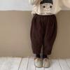 Pantalones de pana con diseño de zanahoria para niños y niñas, estilo nuevo Primavera-Otoño 2026, pantalones largos casuales stylish de corte holgado para niñas y niños pequeños