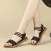 Sandálias de Uma Tira 2026 Verão Nova Moda Versátil Velcro Baixas Sapatos Femininos Estilo Coreano Sandálias de Praia para Mulheres