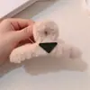 Clipes de Pelúcia com Logo Triângulo de Alta Qualidade para Penteados Altos na Parte de Trás do Cabelo, Presilha Tubarão, Acessórios de Cabelo para Meninas com Temperamento, Grampos Peludos