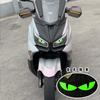 Adecuado para Sanyang Jiumei Z300 ojos de gato 3D estéreo luminosos motocicleta scooter diablito pegatina arbolito