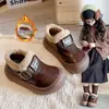 Zapatos de algodón para niños, nuevo estilo invierno 2025, botas de nieve con forro polar antideslizantes para niños, zapatos de piel cálidos con suela suave para niñas