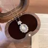 Produto de transmissão ao vivo: Pingente de jade com névoa d'água, cravejado com diamantes, pedra da lua cinza, colar leve de luxo, exalando uma vibe de alta qualidade e elegância, uma corrente para a clavícula