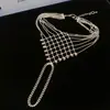Anillo y pulsera con cadena integrada de borlas caladas europeas y americanas, pulsera de diseño único de nicho, accesorio de mano de moda resistente y exquisito