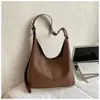 Bolsa Tote Grande de Couro Estilo Coreano Retrô para Mulheres Inverno 2025 Bolsa de Mão Simples para Trabalho e Deslocamento Bolsa de Ombro