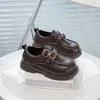 Sapatos de Couro para Meninas 2026 Nova Coleção Primavera/Outono Sapatos Pretos Loafers Infantis Estilosos Britânicos Sapatos Planos para Performance Dançante Princesa