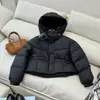 Outono/Inverno 24 Novo Casaco de Penas de Ganso Branco 90 Feminino Curto Bolsa Triângulo Quente Moda Pão Casaco