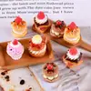 Bolo de Morango com Creme Tridimensional Brinquedo de Comida Artificial Cola de Creme DIY Capa de Celular Acessórios Artesanais de Resina para Grampo de Cabelo Faixa de Cabeça