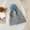 Chapéu de Tricô com Bola de Pelo Estilo Igual ao da Jovem Xinzilei para Mulheres no Outono e Inverno Chapéu Quente de Lã Chapéu de Algodão Bege