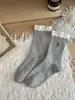 Meias listradas estilo coreano folgadas para mulheres, outono e inverno, padrão de losango, versáteis, meias de cano médio, meias de algodão sem costura, série cinza, meias com decoração de botão
