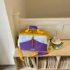 Bolsa de viaje juvenil y vibrante inspirada en el dopamina con bloques de color y compartimentos separados para artículos húmedos y secos, ideal para viajes de negocios y estudiantes, una bolsa de hombro versátil