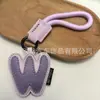 Venta al por mayor transfronteriza de llaveros japoneses y coreanos con letras en inglés, dijes para bolso de cuero dopamina, pequeños accesorios y regalos