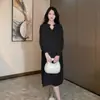 Falda de Punto de Maternidad Xue Meif 2024 Otoño e Invierno Nuevo Estilo Coreano Temperamento Cuello en V Ajustada Holgada Talla Grande Vestido