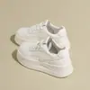 Zapatillas blancas versátiles de suela gruesa para mujer, que aumentan la altura, nuevo modelo de otoño, ligeras y casuales, versión coreana 2026, negro y beige