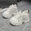 Zapatos de papá de cuero de moda con suela blanda, nueva colección otoño 2026, de altura creciente, ligeros, zapatillas casuales y cómodas con suela blanda para mujer