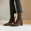 Botas ajustadas elásticas retro y elegantes para mujer, con un diseño sencillo de piel suave, punta cuadrada, cremallera trasera y tacón alto