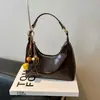 Bolso pequeño de piel aceitosa con textura de alta calidad para mujer, nuevo estilo 2025, bolso cruzado versátil y moderno, bolso tote pequeño súper popular para un solo hombro o debajo del brazo