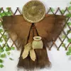 Chapéus de Palha, Capas de Palha e Roupas Tradicionais para Decorações de Casa de Campo; Mantas Marrons Usáveis, Chapéus de Palha, Mantos de Estilo Antigo, Xales e Sandálias de Palha