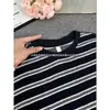 Camiseta de manga larga a rayas rojas y blancas estilo americano, unisex, corte holgado y relajado, perfecta para otoño, creando un look elegante y cómodo como capa base
