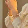 Pulsera de Perlas de Agua Dulce de Forma Irregular Rosa-Morado para Mujer, Elegante y con Estilo, con Cuentas de Cristal Morado y un Collar de Diseño Fluido y Suave