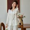 Pijama de Terciopelo Estilo Nuevo 2026 para Mujer, de Gama Alta, Manga Larga, Pantalón Largo, Estampado Sencillo, Cuello Solapa, Adecuado para Usar Afuera como Ropa de Casa