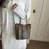 Bolso cubo tejido de paja de nicho al por mayor para mujer, nuevo estilo verano 2026, con bloques de color, bolso de hombro de lujo ligero, bolso cruzado versátil