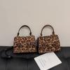 Bolso de Moda Estampado de Leopardo para Llevar en la Mano para Mujer Nuevo 2024 Otoño e Invierno Bolso Cuadrado Pequeño Retro Bolso Cruzado Versátil de Nicho para Mujer