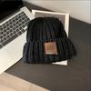 Corea del Sur Celebridad de Internet sombrero de lana con logo de letra de cuero para mujer invierno grueso cálido protección para los oídos sombrero de punto para mujer que estiliza la cara sombrero pequeño tipo jersey