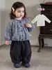 Conjunto de casaco de algodão estilo coreano de inverno para menina, conjunto de três peças com camiseta de manga comprida e calça plissada super estilosa para bebê de 1 ano