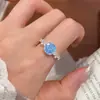 Anel feminino aberto redondo com zircônia, banhado a ouro 18K real, com toque de luxo leve e alta qualidade, requintado, moderno e versátil.