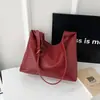 Bolsa de Ombro Tecida Retrô Moda Europeia e Americana 2025 Nova Bolsa Tote de Grande Capacidade para o Dia a Dia Bolsa Transversal com Textura de Couro Macio