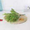 Una variedad de plantas de simulación, eucalipto de 7 tenedores, flores artificiales de plástico, plantas verdes en maceta, material de planta de simulación