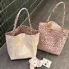Bolso de Lona con Estampado de Leopardo Rosa Estilo Coreano para Mujer 2026 Nuevo de Moda Versátil Gran Capacidad Bolso de Hombro para Viajes Diarios