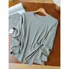 Início do outono, mistura de algodão de alta qualidade, tricô torcido de um lado, barra assimétrica, camiseta casual confortável e justa