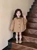 Nuevo Trench Color Caqui para Niñas de Primavera y Otoño Chaqueta de Solapa a Cuadros Abrigo Corto Holgado para Niña Ropa de Abrigo Elegante