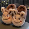 Lindas pantuflas de algodón de dibujos animados para niños, cómodas y cálidas, zapatos de algodón para niños mayores, pantuflas peludas de moda para niñas, forradas de felpa