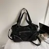 Bolsa tote de grande capacidade com design minimalista retrô de nicho, nova coleção outono 2026, estilo biker para o dia a dia, de ombro e crossbody