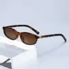 Gafas de sol con montura ovalada estrecha, estilo europeo y americano, perfectas para un look de verano sofisticado, ofreciendo protección UV, diseño retro y un ambiente moderno.
