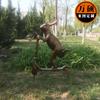 Plástico reforzado con fibra de vidrio imitación cobre linda escultura de animal pequeño escultura de conejo patinador adornos de decoración de paisaje de parque y comunidad